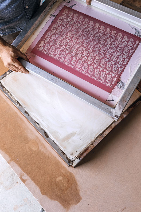 1 Prepare a large, very flat and smooth plaster slab, preprint or order a custom-printed screen with your desired pattern or drawing, then place the screen onto the plaster slab.