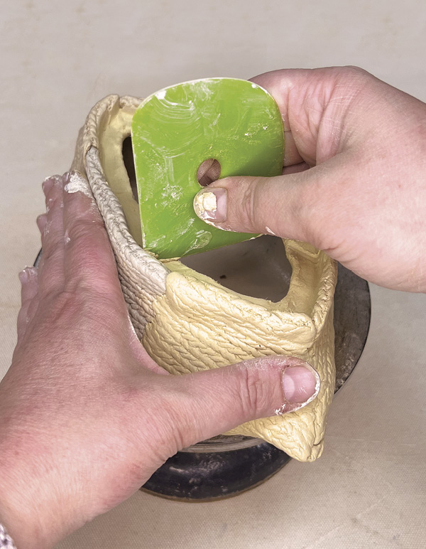 13 Create a ledge in the attached coil with a 90°-angled rib.