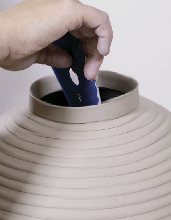 13 Finish the top off into a short cylinder- shaped rim.
