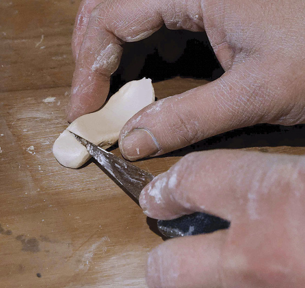 7 Cut the base of each petal for good adhesion.