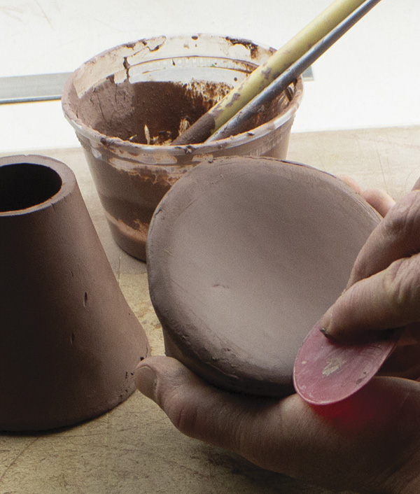 6 Use a soft rubber rib to make the bottom of the shakers concave to make space for the stopper.